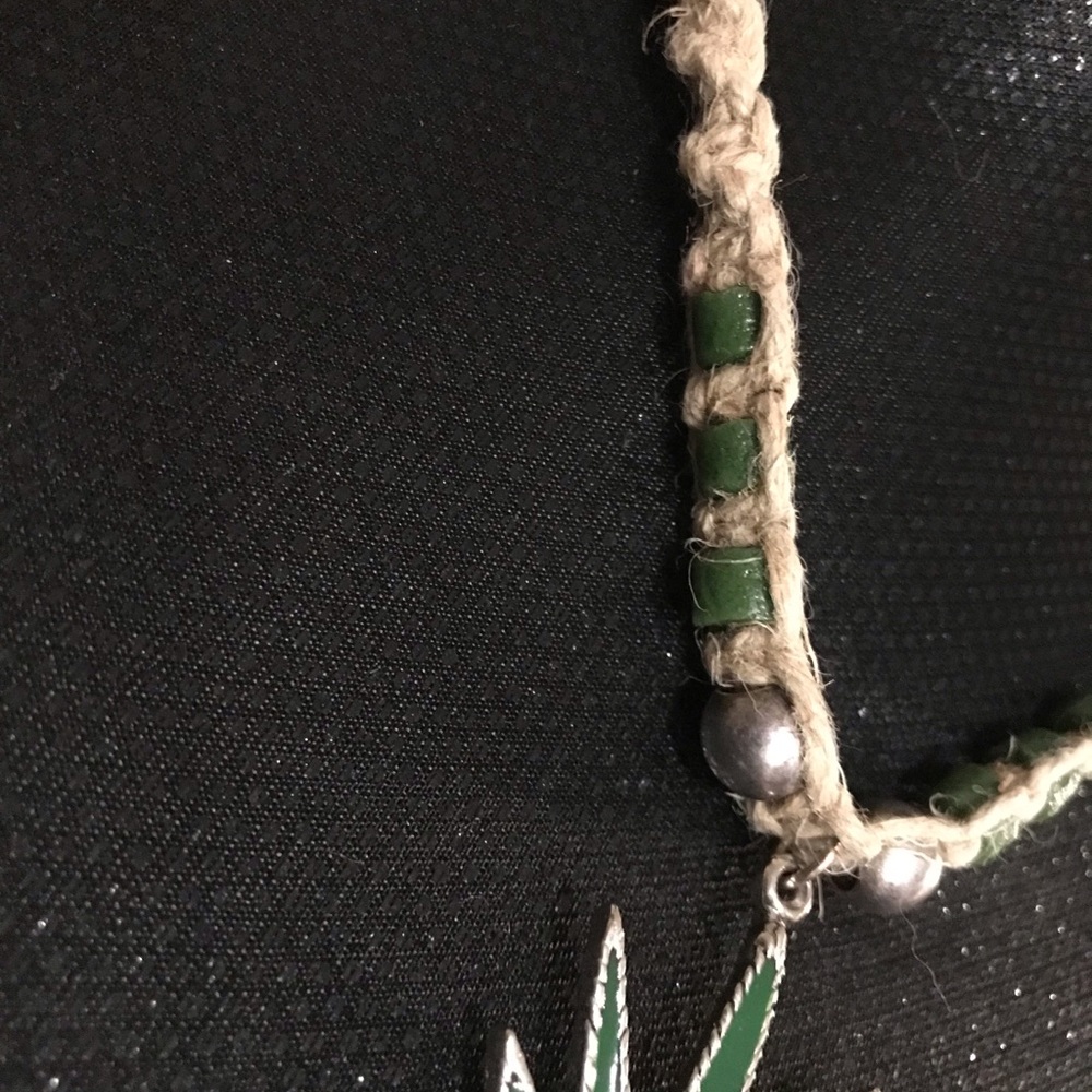 HANDMADE 100% HEMP MACRAMÉ POTLEAF NECKLACE - Picture 7 of 12